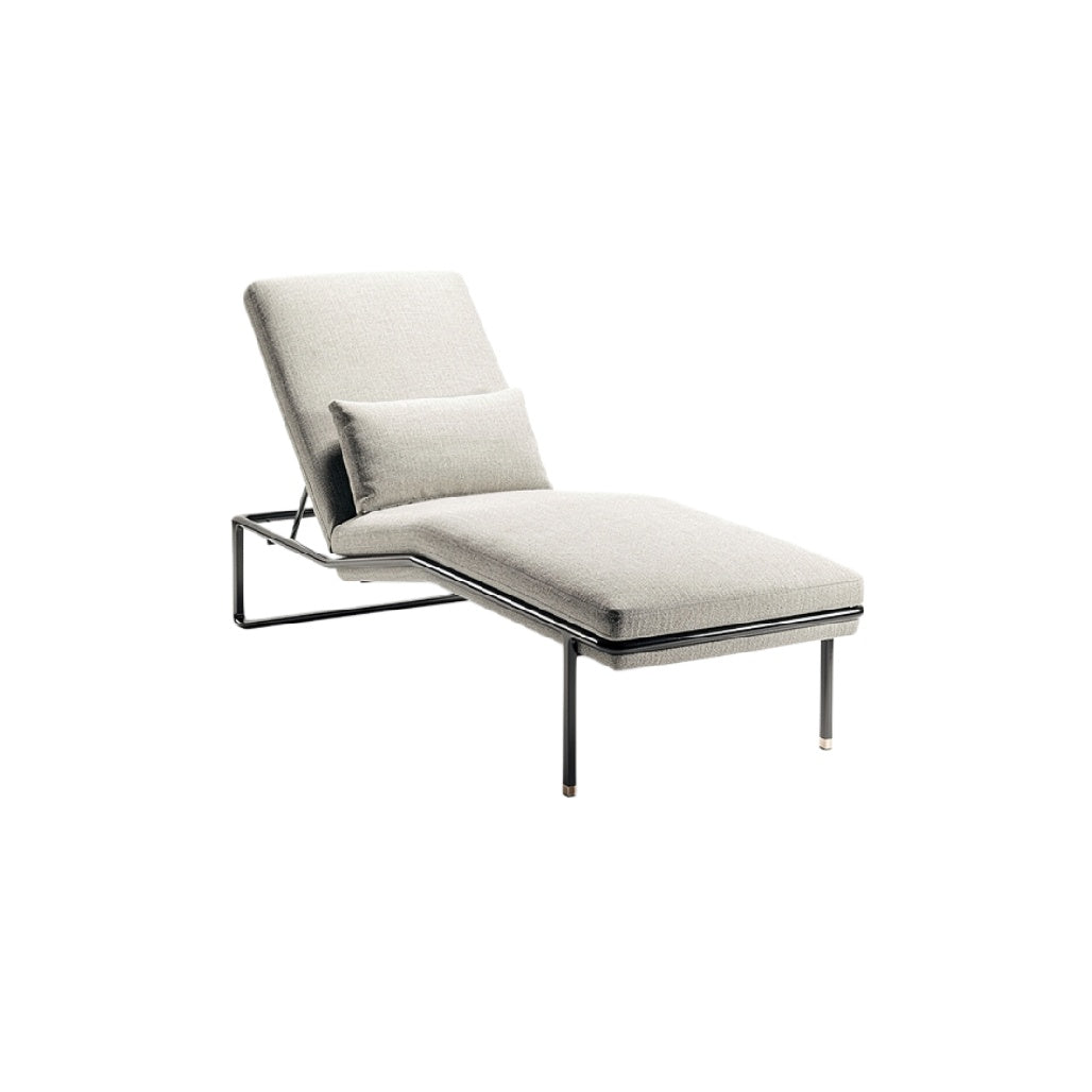 Moderne chaise longue met stoffen bekleding en metalen frame